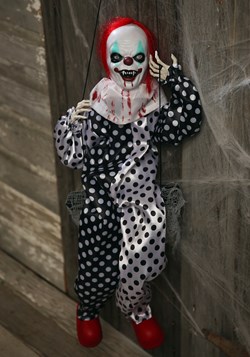 Payaso en columpio que mueve las piernas