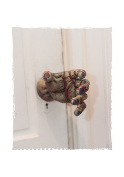 Cubierta para perilla de puerta de mano de zombi