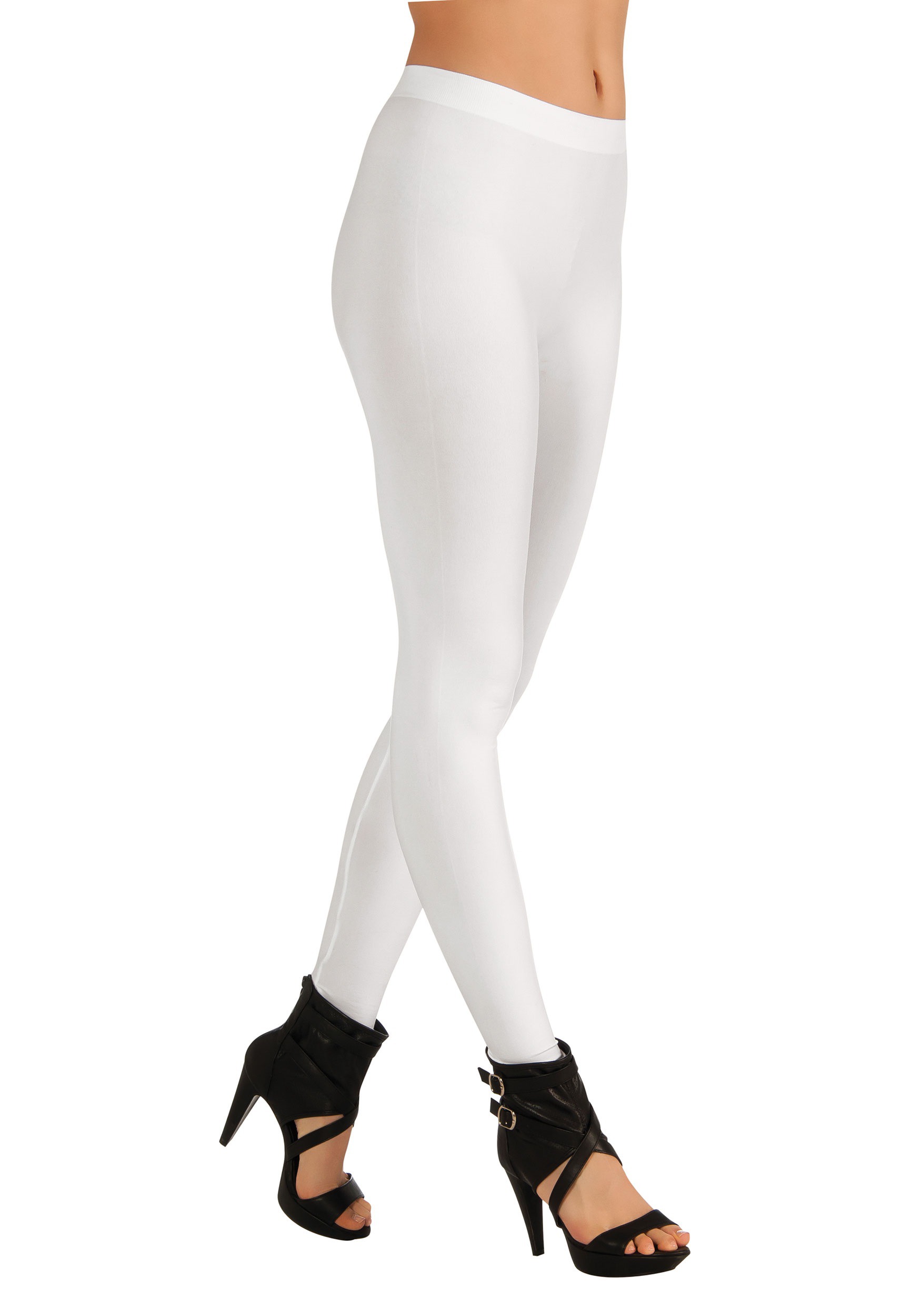 Mujer use leggins blancos en blanco, aislados en gris