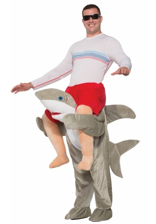 Adulto monta un disfraz de tiburón