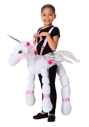 Los niños montan un disfraz de unicornio1