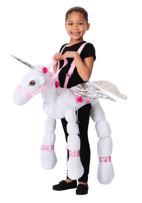 Los niños montan un disfraz de unicornio1
